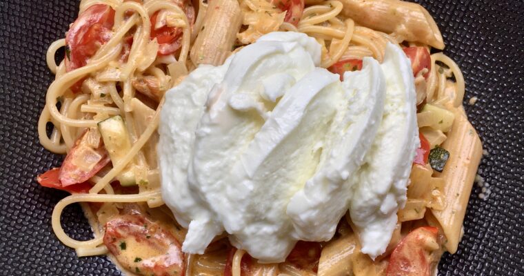 Romige pasta met mozzarella en gerookte kip