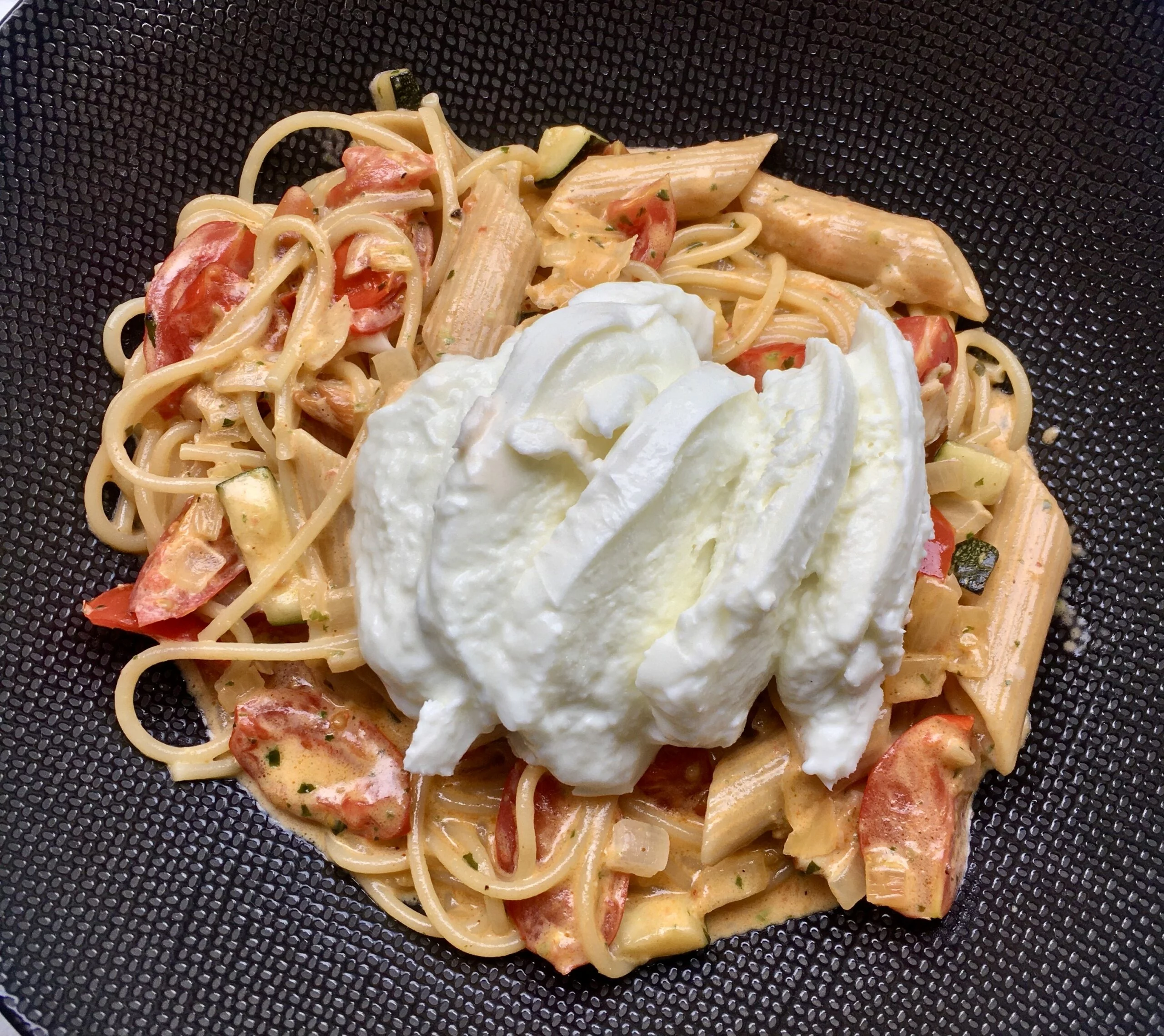 Romige pasta met mozzarella en gerookte kip