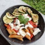 Pasta met geroosterde tomaten, gegrilde courgette en mozzarella