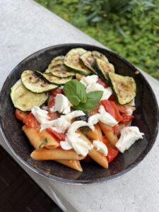 Pasta met geroosterde tomaten, gegrilde courgette en mozzarella