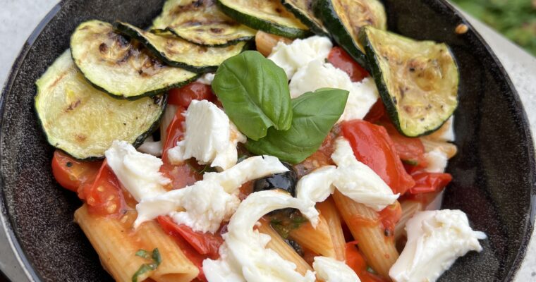 Pasta met geroosterde tomaten, gegrilde courgette en mozzarella